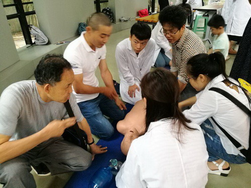 志愿者向观众演示急救方法 志愿者向观众演示急救方法